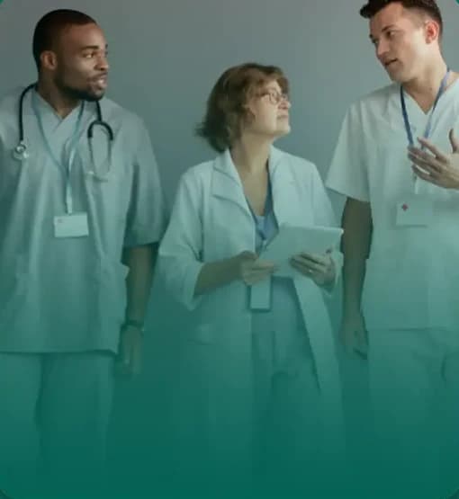 Equipe médica conversando